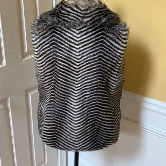Animal Print Faux Fur Vest - Picture 6 of 8